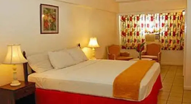 Кровать в общем номере Pineapple Court Hotel
