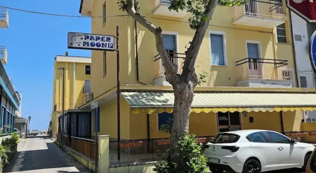 Paper moon