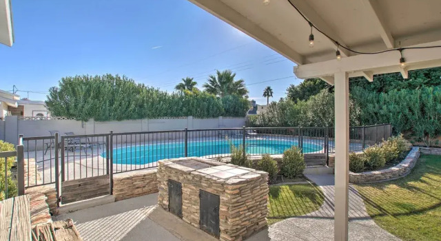 3 Mi to Old Town Scottsdale: Upscale Home w/ Pool!, Забронировать Дом для отпуска Отели Скотсдейл с парковкой, Парковка