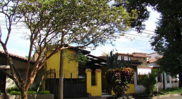 Yellow House Hostel, Rezervovat Hostel Medellín Antioquia