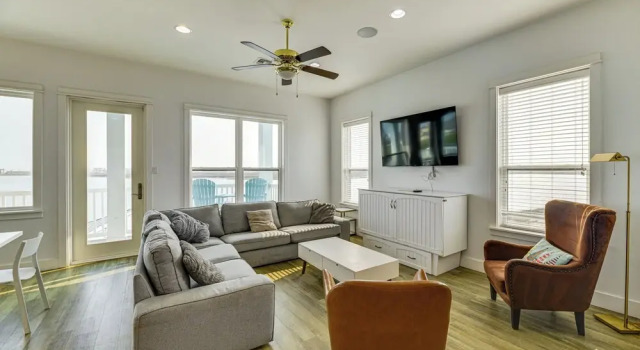 Walk to Beaches: Padre Island Escape w/ Dock, Rezerwuj Apartament Padre Island 