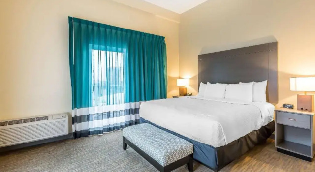 Двухместный номер Deluxe с балконом и с видом на залив Marina Bay Hotel & Suites, an Ascend Collection Hotel