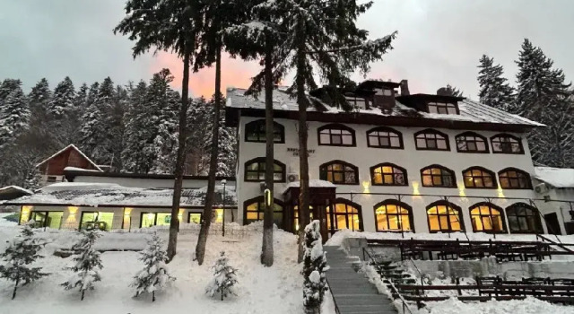 . Cabana CERBUL Camere de inchiriat, Rezerwuj Hotel Hotele w Prahova Valley z parkingiem, Parking