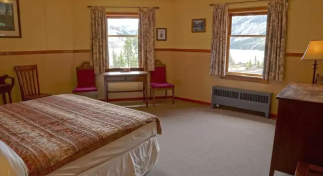 Simpson's Num-ti-jah Lodge, Prenota Hotel Hotel a Alberta con parcheggio, Parcheggio