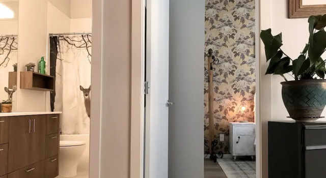 Eclectic Boho-Chic Flat & Patio by Elevate Rooms, Buchen Sie Hotel Burnaby 