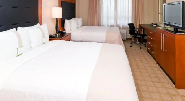 Четырёхместный номер Premium Crowne Plaza Ft Myers Gulf Coast by IHG