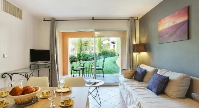 Кровать в общем номере Résidence Odalys La Licorne de Haute Provence