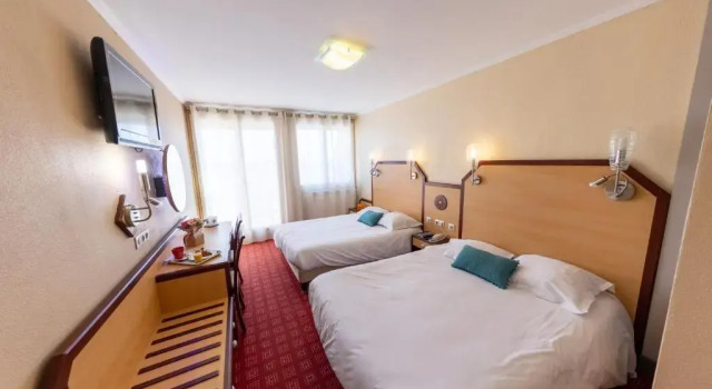 Семейный номер Standard с видом на море Logis Hôtel & Restaurant Mediterranee