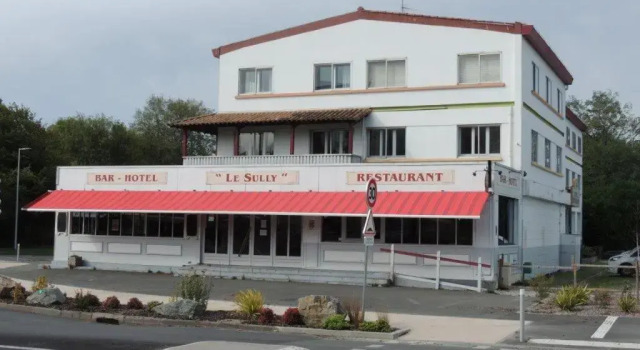 Hotel Le Sully, Забронировать Отель Ла-Рош-сюр-Йон Замок Пюи-дю-Фу, рядом с La Roche-sur-Yon Tourist Office