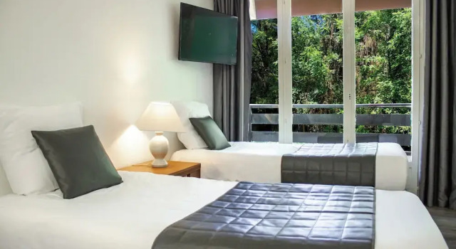 Четырёхместный номер Standard с балконом Garden & City Capvern-les-Bains