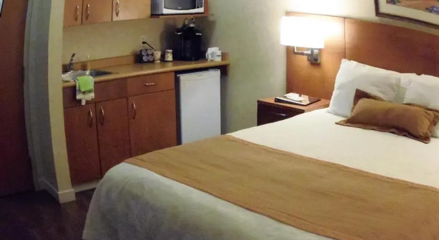 Четырёхместный номер Executive Rosslyn Inn & Suites
