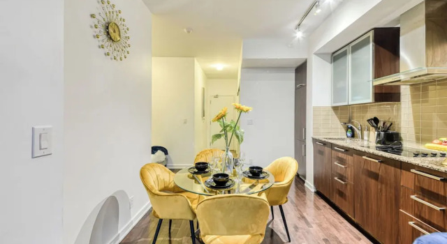 Люкс Deluxe City View Suites - Near CN Tower