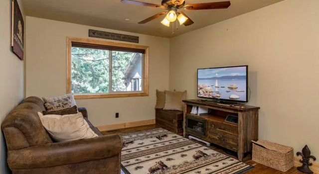 3br W/ Hot Tub, Fireplace, & Grill 3 Bedroom Home