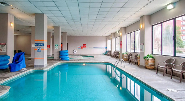 Кровать в общем номере Park Tower Inn