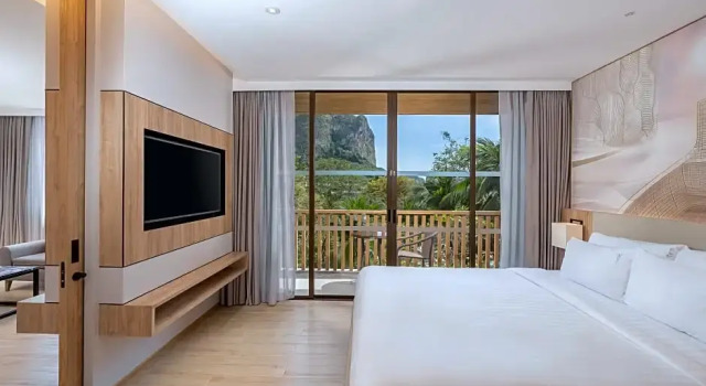 Двухместный люкс с видом на горы Holiday Inn Resort Krabi Ao Nang Beach by IHG