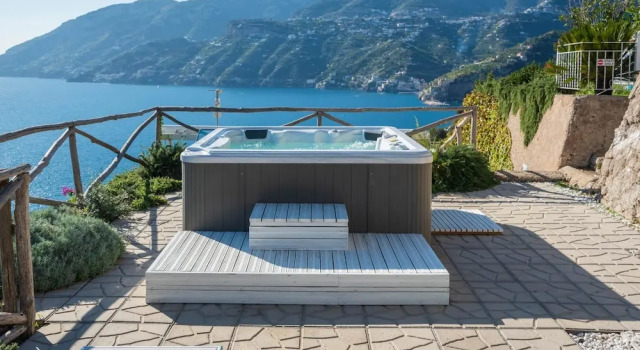 Luxury Villa Vittoria- Villa With Garden Swimming Pool and Jacuzzi Overlooking the sea