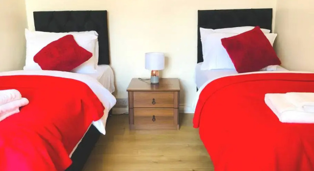 SHORTMOVE►Sleep 7►Contractors►Families►Kitchen, Varaa Hotelli Reading Berkshire
