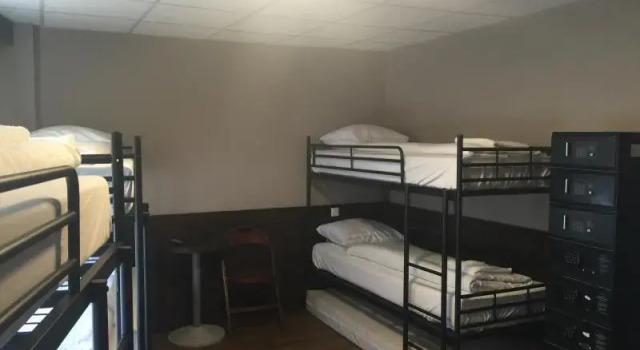 Кровать в общем номере Hotel Damrak Inn