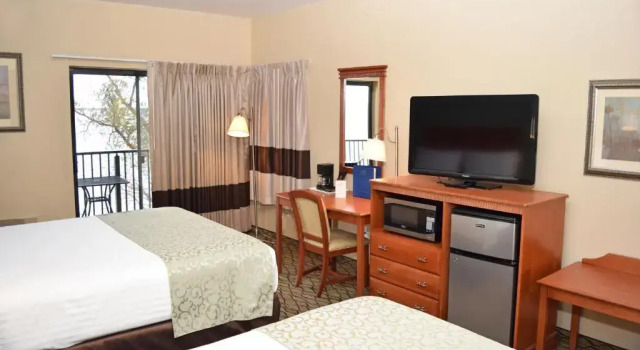 Четырёхместный номер Standard с балконом и с видом на озеро Beachfront Hotel Houghton Lake