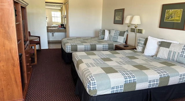 Четырёхместный номер Standard Windcrest Inn and Suites