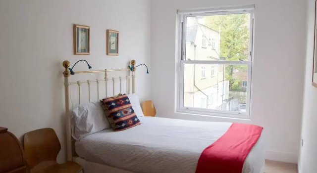 Spacious Multi Level Home With Large Garden, Book Hotel Tottenham Merseyside