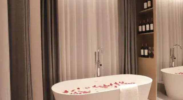 Люкс Eastern Gloria Plaza Hotel