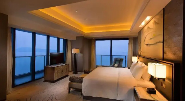 Номер Standard с балконом и с видом на озеро Hilton Zhoushan