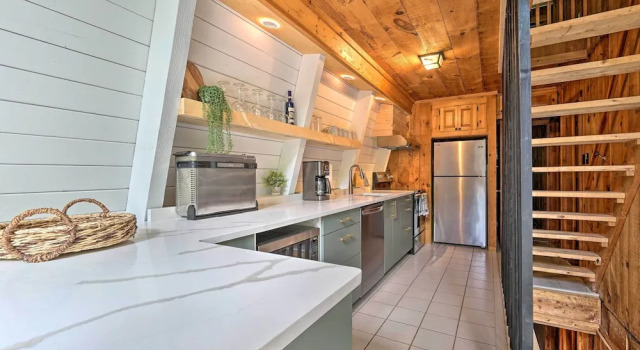 Коттедж с 4 комнатами Wilmington Chalet w/ Hot Tub < 8 Mi to Mount Snow!