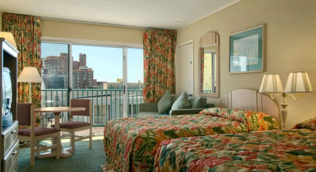 Четырёхместный номер Standard с частичным видом на океан Howard Johnson by Wyndham Ocean City Oceanfront