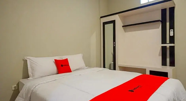 RedDoorz Plus near Jogja City Mall 5, Book Hotel Sleman Yogyakarta Province