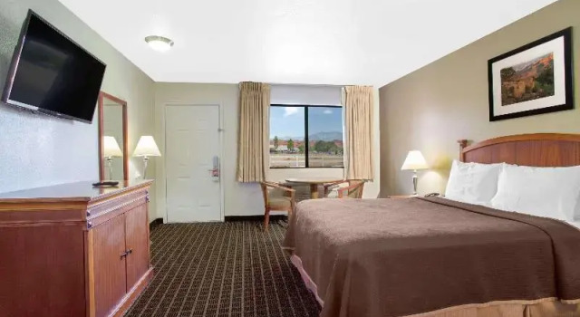 Howard Johnson by Wyndham St. George Hotel & Suites, Buchen Sie Hotel Hotels in Utah mit Parkplatz, Parkplätze