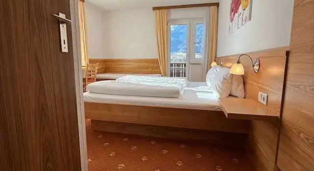 Трёхместный номер Comfort с балконом и с видом на горы Pension Plattenhof