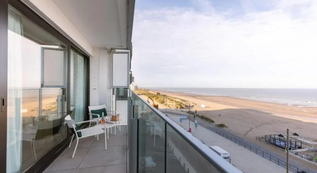 Апартаменты Cosy Apartment With Terrace Overlooking the sea