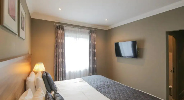Двухместный номер Standard voco Lythe Hill Hotel & Spa by IHG