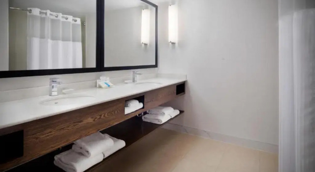 Полулюкс Hilton Garden Inn Montreal Airport