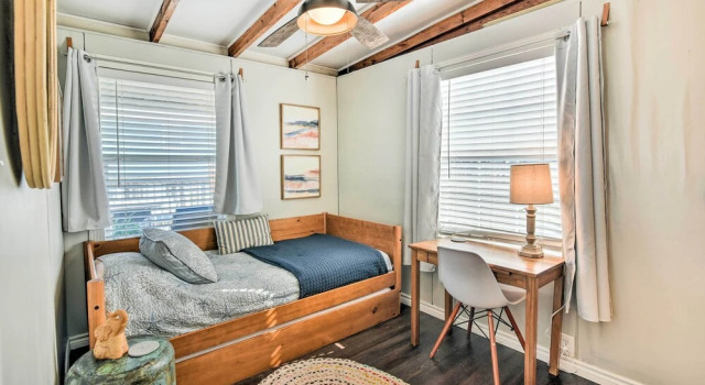 Steps to Sand: Surfside Beach Gem w/ Large Yard, Book Hotel Hoteller i Surfside Beach med parkering, Parkering