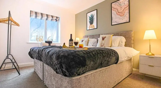 Коттедж Large 6 Bedroom House with Free Parking, Smart TV with Netflix, Fast Wifi, Air Hockey & Garden by Yoko Property