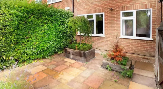 Sunninghill Village - 2 Bed - Parking and garden