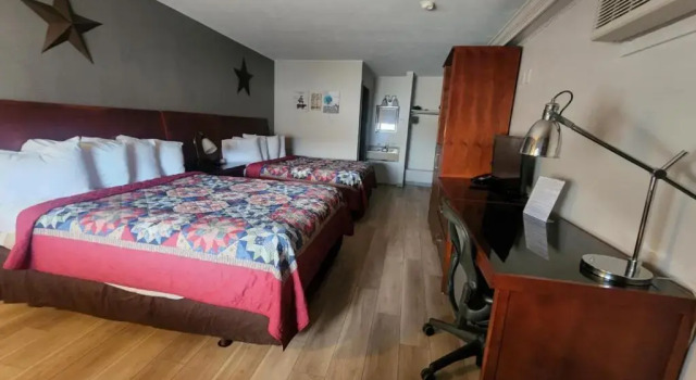 Четырёхместный номер Standard Harvest Drive Family Inn - Renovated Rooms