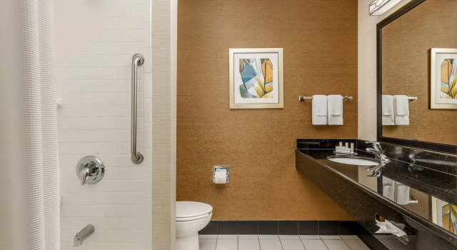 Четырёхместный номер Standard Fairfield by Marriott Peoria East