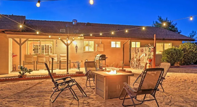Коттедж Charming Home, 8 Mi to Joshua Tree Natl Park