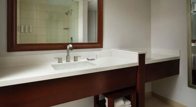 Двухместный клубный номер Standard Minneapolis Marriott Northwest Hotel & Conference Center