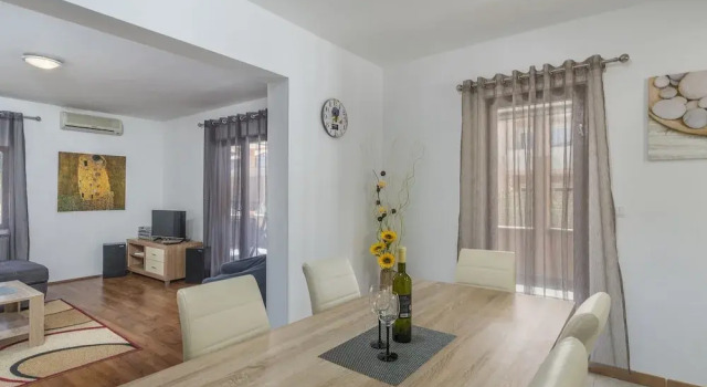Two Bedrooms Ground Floor Apartment With Private Pool and Garden Near Pula