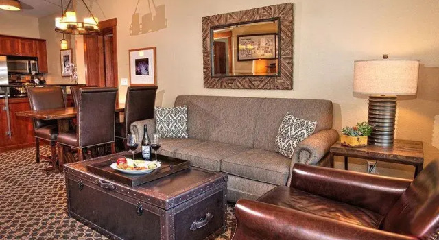Кровать в общем номере с 2 комнатами The Village at Palisades Tahoe