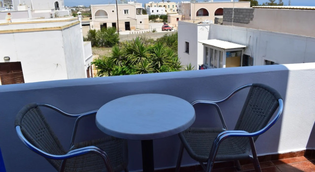 Трёхместный номер Economy с балконом и с видом на внутренний двор Cyclades Hotel