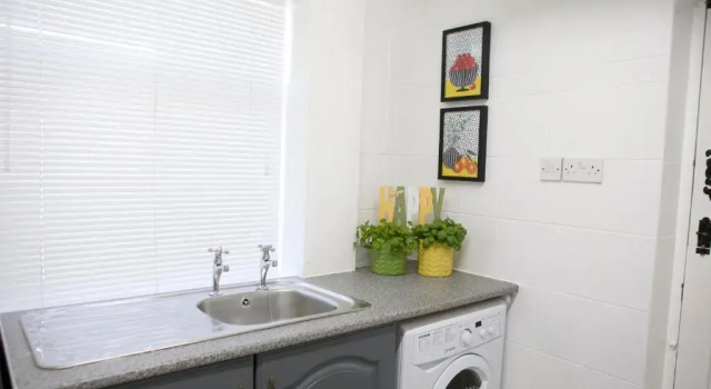 The Flintshire - North Wales - Sleeps Up To 9, Book Hotel  