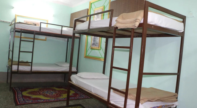Кровать в общем номере Ratan Hostel