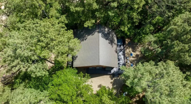 Коттедж с 3 комнатами Hickory Bear - Secluded Cabin, Sleeps 10, New Hot Tub, Fire Pit, Arcade, Foosball Table & Deck Slide
