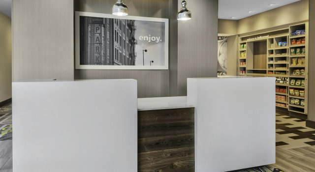 Hampton Inn & Suites Los Angeles/Hollywood, CA, Забронировать Отель Отели Голливуда с бассейном, рядом с Бульвар Голливуд, Бассейн