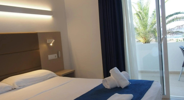 Hotel Roca Bella, Rezervați Hotel Hoteluri în Es Pujols cu mic dejun, Mic dejun
